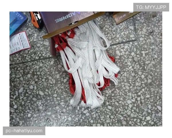 篮球比赛中球卡在篮筐上如何处理？最新规则解读